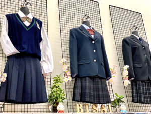 株式会社ビサイの店舗の制服陳列風景